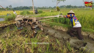 Traktor Sawah Garap Tanah Lempung Alot Airnya Dibantu Mesin Pompa Air