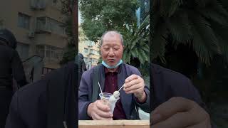 今天的串还剩下好多，可我不能多吃了， 妻子晚上给我炖了猪脚，我得留点肚子多吃些。