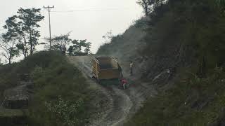 Timor-Leste - Camião a Subir Estrada