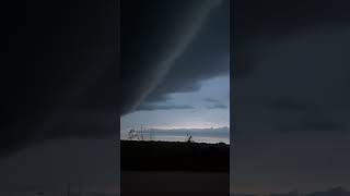 Insane wall cloud rolling across the central plains of Iowa #weather #wallcloud #intense