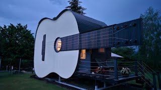 Ho dormito in una CHITARRA GIGANTE