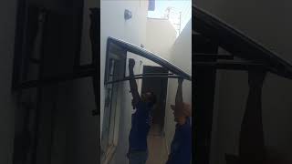 instalando toldo de janela de policarbonato