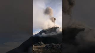 Gunung Ile Lewotolok-Lembata saat menunjukan keagungannya saat erupsi terjadi. #gunungmeletus