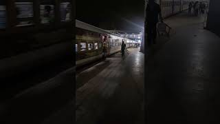 22894 Howrah - Sainagar Shirdi Superfast Express arrived at manmad #travelvlog #train #railway