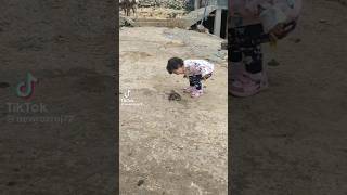 30 اپریل، 2023A small child plays with a cat