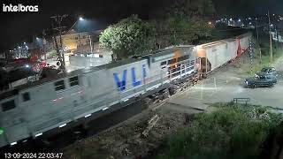 Nova Es43BBi VLi de passagem por Embú Guaçú #trem #vli #es43bbi #trensemação #cortestremlivecam