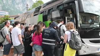 Frana di Varenna. Senza treni, centinaia di turisti sui bus