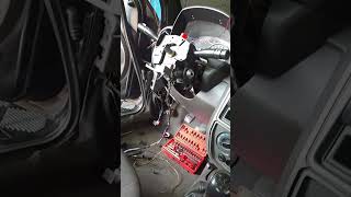 Tive que desmontar muitas peças para instalar um alarme positron no ford ka .. ford sendo ford. Kkkk