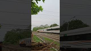 Detik detik kereta api melaju dg kecepatan penuh ditikungan JPL 363A Pasir Muncang #keretaapi #train