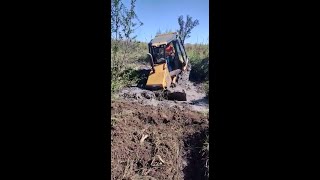 Escavadeira hidraulica desatolando trator de esteira(Hydraulic excavator freeing crawler tractor)