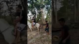 Clarinha passeando de cavalo na fazenda