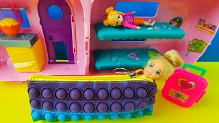 Barbie Polly Pocket Kampta Pop İt Uyku Tulumunda Yatıyor