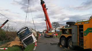 Escout : un camion accidenté sorti du fossé par une grue sur la RN134