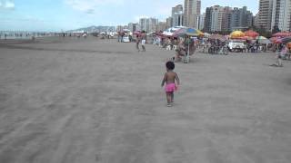 Emilly Kaliu correndo na areia da Praia!