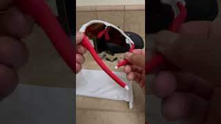 Oakley “Radar EV Path”: Changing the nose-piece/ear-socks to red color.