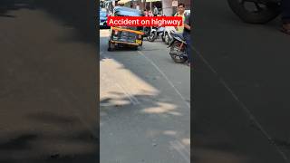 Major accident on highway #Airoli #mumbai #accident #rickshaw #car