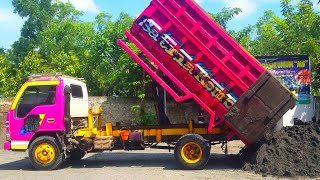 Dump Truk//mobil dump truk bongkar muatan pasir di depo