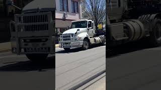 Unexpected… #trucking #truckhorn #airhorn #truck #international