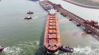 Tug mania - moving a big ship - Mega Ships