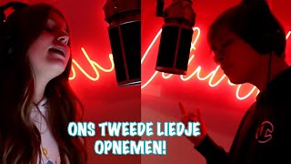 OMG ons tweede liedje in de muziekstudio opnemen! 🎵