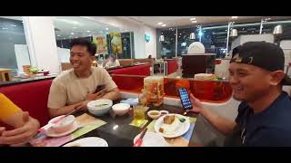 mk fast food robot waiter bangkok thailand