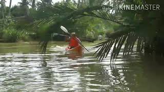 Berkayak sambil menyelusuri keindahan sungai