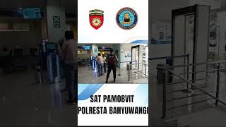 anggota Satpamobvit Polresta Banyuwangi melaksanakan pengamanan obviter Perbankan BCA