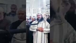 Namaz kıldıran imamın, omzuna çıkan kediye tepkisi yürekleri ısıttı #shorts