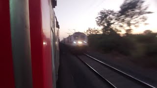 130+130=260KM/H Stormy Crossing 12911-Haridwar SF Exprss Crossing With19260-Kochuveli Express