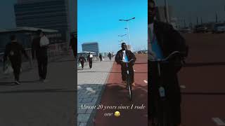 Sarkodie challenges his balancing power on a bicycle in Amsterdam 🤣🤣🤣