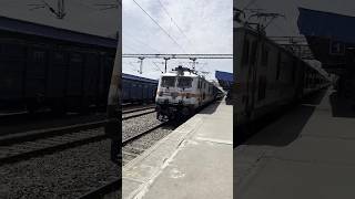 20805 AP Express | Arrives at Peddapalli Telangana #shorts #trainvideo #peddapalli #wap7 #train