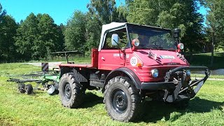 Unimog U406 beim Schwaden des 2. Schnitt mit Deutz-Fahr SwatMaster; MB trac und Unimog im Einsatz