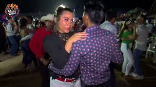 Con todo la chica disfrutando de su compa !  |  De pegadito bailando esta noche