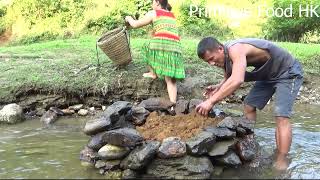 Primitive Life Amazing in Forest : Skills Build Unique Fish Trap, Catch Fish Grilled Delicious Fish