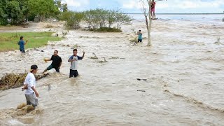 Sebagian pengunjung pantai tetap bertahan walau air sudah naik ke darat,, Ombak Bono 17 11 2020.