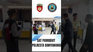 Anggota Satpamobvit Polresta Banyuwangi melaksanakan pengamanan obviter Perbankan Mandiri