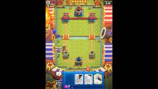 Jugando clash royale (perdí una batalla, perdon también por no haber enseñado mi baraja)