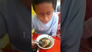 Makan bakso sapi jumbo pake mie ayam enak banget suka mana !? @4anakrambow #shorts