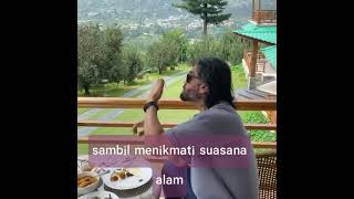 SUNIL SHETTY MAKAN SAMBIL MENIKMATI SUASANA ALAM