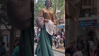 Els Gegants Xenan i Elionor del barri Gràcia de Sabadell ballen a L'Hospitalet amb la Ceba