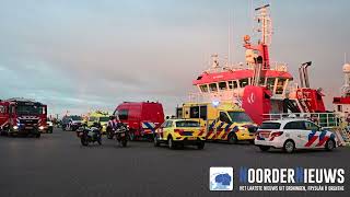 Persoon te water in haven Lauwersoog, slachtoffer met spoed naar ziekenhuis