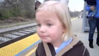 Маленькая девочка впервые видит поезд - The little girl first sees the train