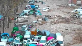 2 minutes ago!My GOD the streets have become rivers.the cars are washed away. Türkiye climate change