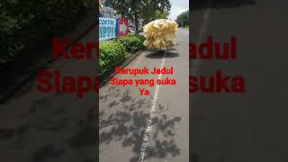 Kerupuk jadul ukuran jumbo, makanan favorit di campur pecel. Mantab !!!