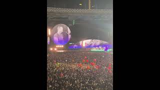 CHRIS MARTIN COLDPLAY minjam seratus pada saat konser di Jakarta