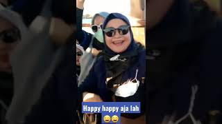 Happy Happy aja lah ... santai 😄