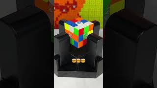 Robot solving Rubik’s cube in 5 seconds 🤯