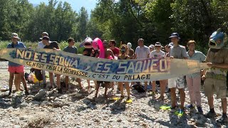 Baignade symbolique du collectif StopMicro