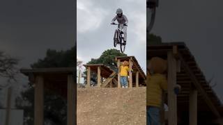 BARSPIN OVER BABY BRO 👶🏼!! #shortvideo #bike #mtb #shorts 😆#youtubeshorts #youtube #viralvideo