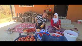 KÖYDE KIŞ HAZIRLIKLARINA BAŞLADIK TARLADAN TOPLADIĞIMIZ TOMATESLERİ ŞİŞELERE SOS YAPIYORUZ